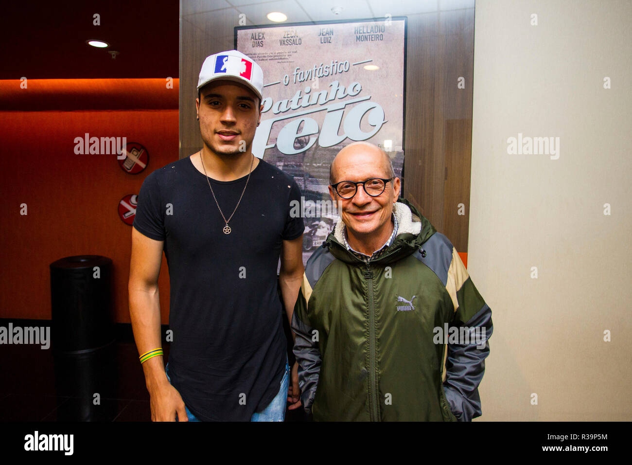 SÃO PAULO, SP - 22.11.2018: ESTRÉIA TUN FILME O FANTÁSTICO PATINHO FEIO - Die fantastische hässliche Entlein (2017, 74 Minuten), ein brasilianischer Dokumentarfilm an der Brasília Festival ausgezeichnet, erzählt die Geschichte von vier Freunden, Alex Dias Ribeiro, Helládio Toledo, Zeca Vassalo und João Luis, der improvisierten Sturz Workshop, baute einen Prototypen betitelt das hässliche Entlein in die 500 km Test von Brasilia 1967 zu beteiligen. In der Höhepunkt der Pilot Gustavo Ariel neben auch Pilot Alex Dias Ribeiro. (Foto: Emerson Santos/Fotoarena) Stockfoto