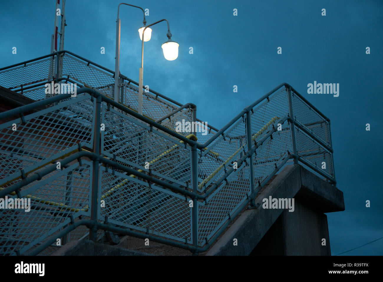 Abendlicher Blick von der Fußgängerbrücke walkway an ländlichen Bahnhof. Ferryside, Carmarthenshire, Wales. UK. Stockfoto