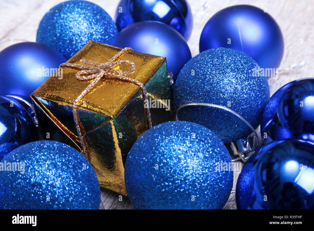 Weihnachten blauen Kugeln auf silbernem Hintergrund isoliert Stockfoto