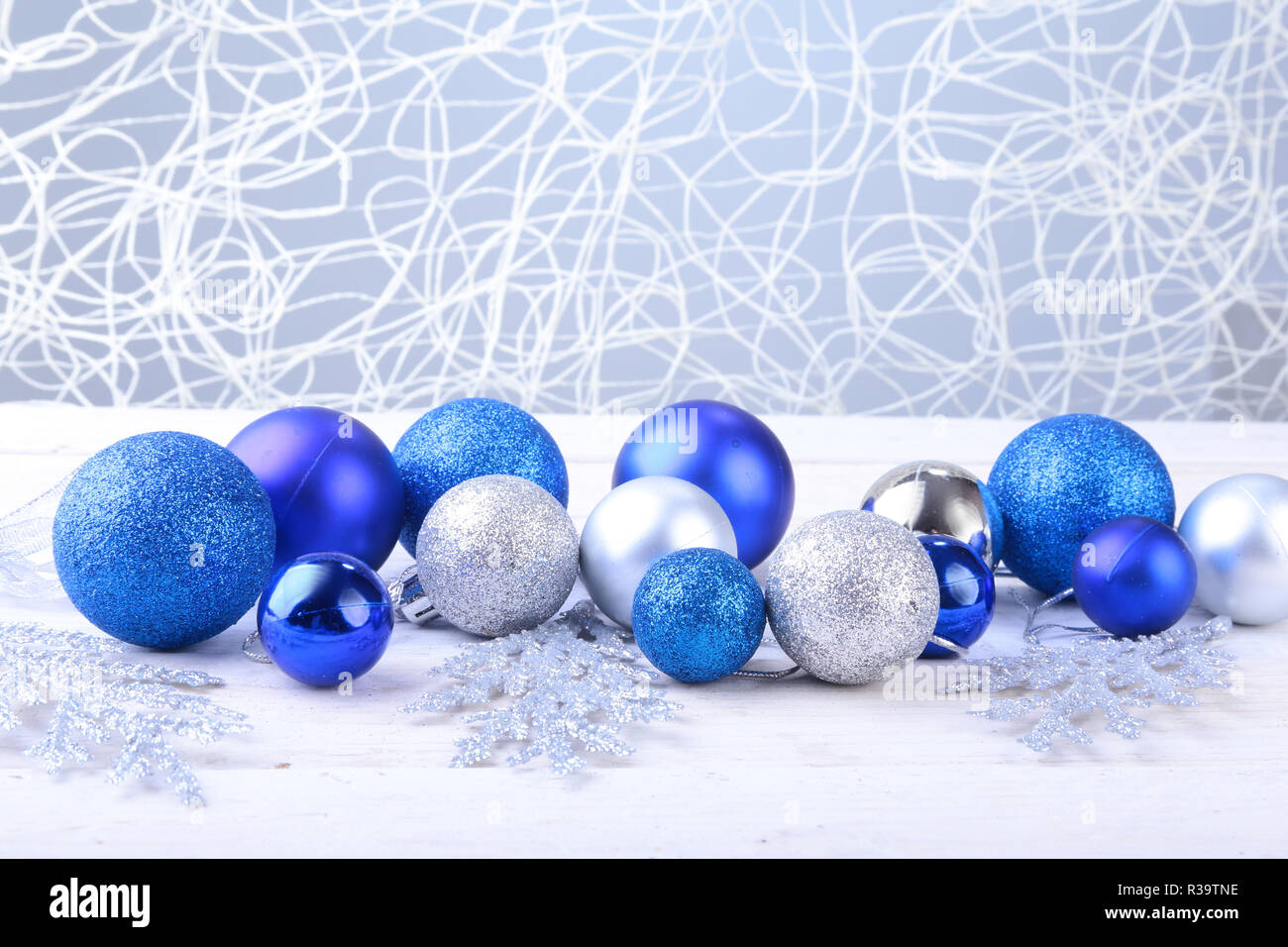 Weihnachten Silber und blauen Kugeln auf silbernem Hintergrund isoliert Stockfoto