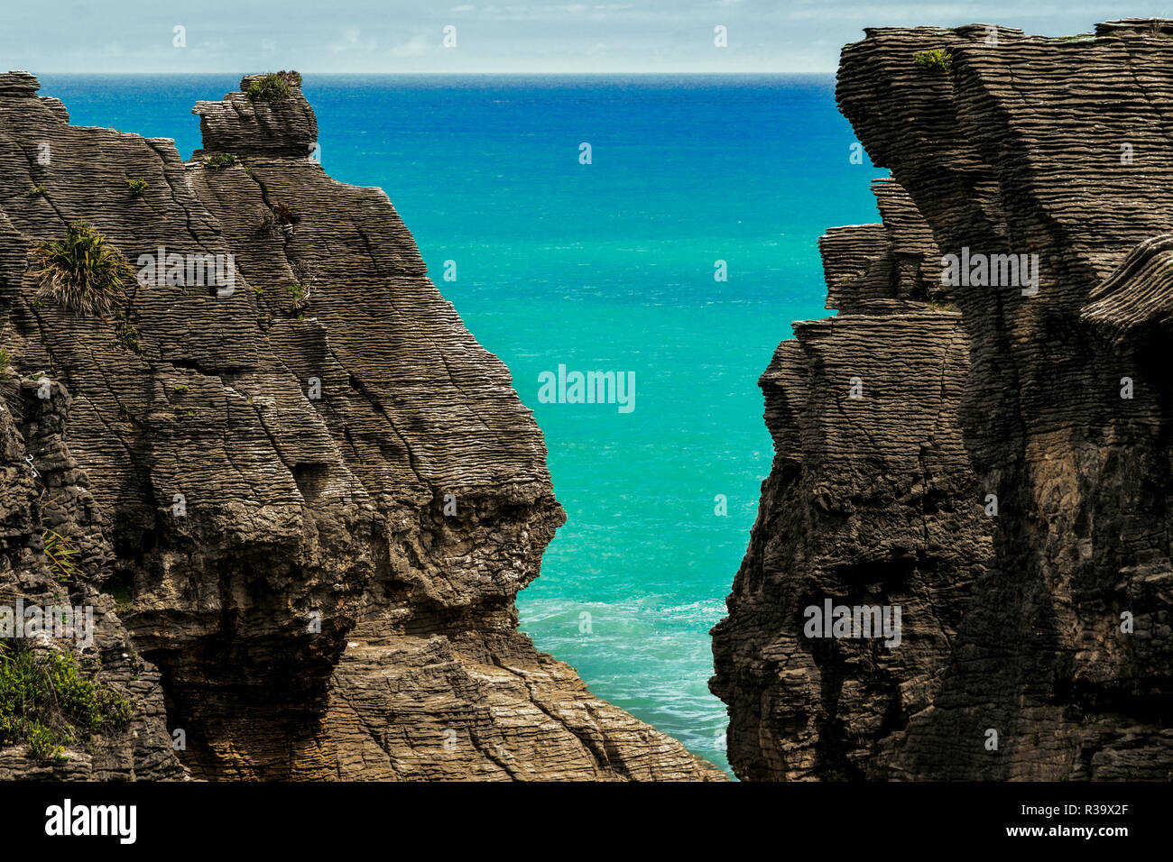 Geschichtete Felsformationen an Pancake Rocks in der Nähe von Hokitika auf der Südinsel Neuseelands. Stockfoto