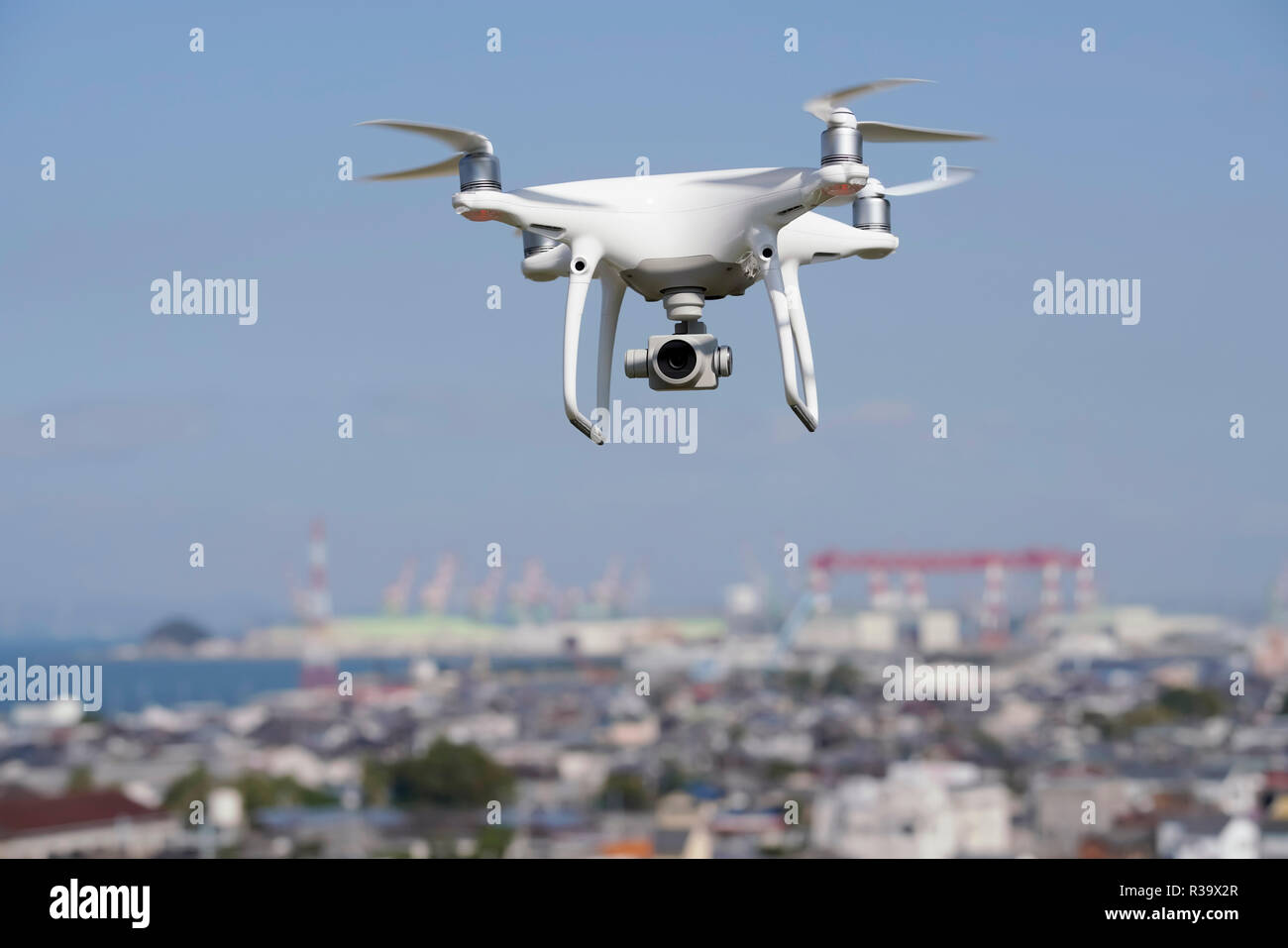 Weiß Drohne fliegen über der Stadt mit Digitalkamera, Kagawa, Japan Stockfoto