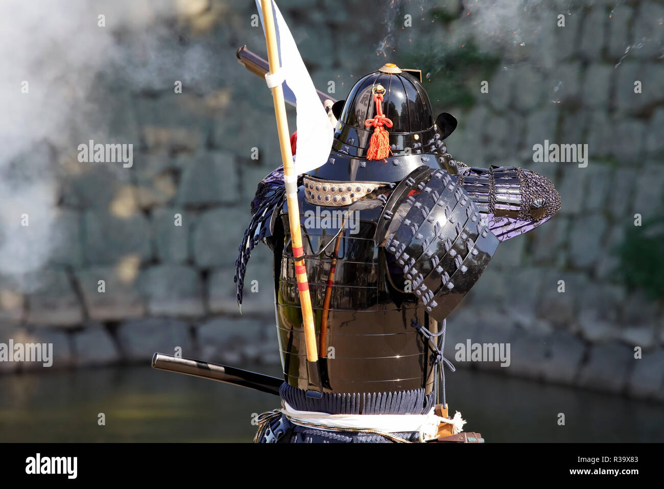 Japanische samurai Kleidung yoroi und kabuto Uniform mit alten Gewehr Stockfoto