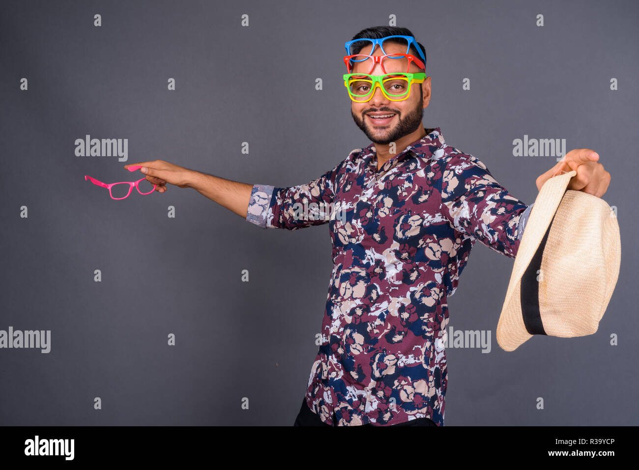Junge Bartgeier indische Touristen Mann gegen grauer Hintergrund Stockfoto