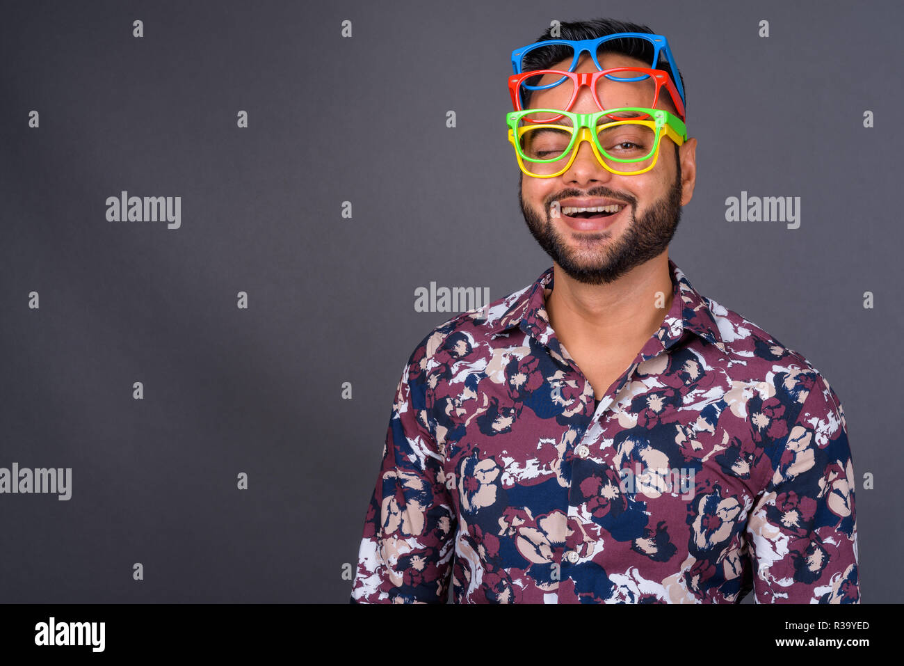 Junge Bartgeier Inder gegen grauer Hintergrund Stockfoto