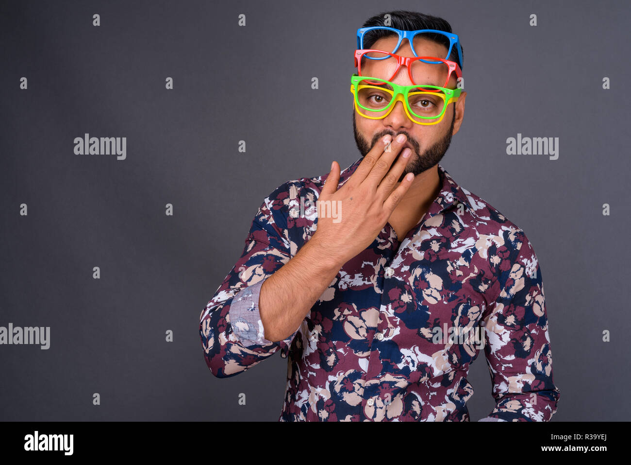 Junge Bartgeier Inder gegen grauer Hintergrund Stockfoto