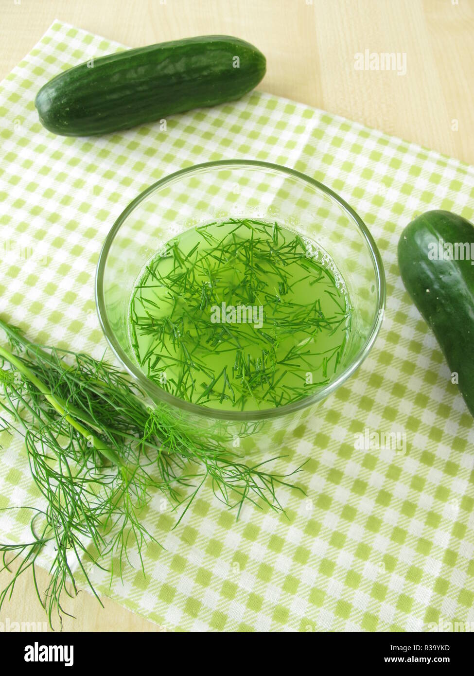 Gurkensaft mit Dill Stockfoto