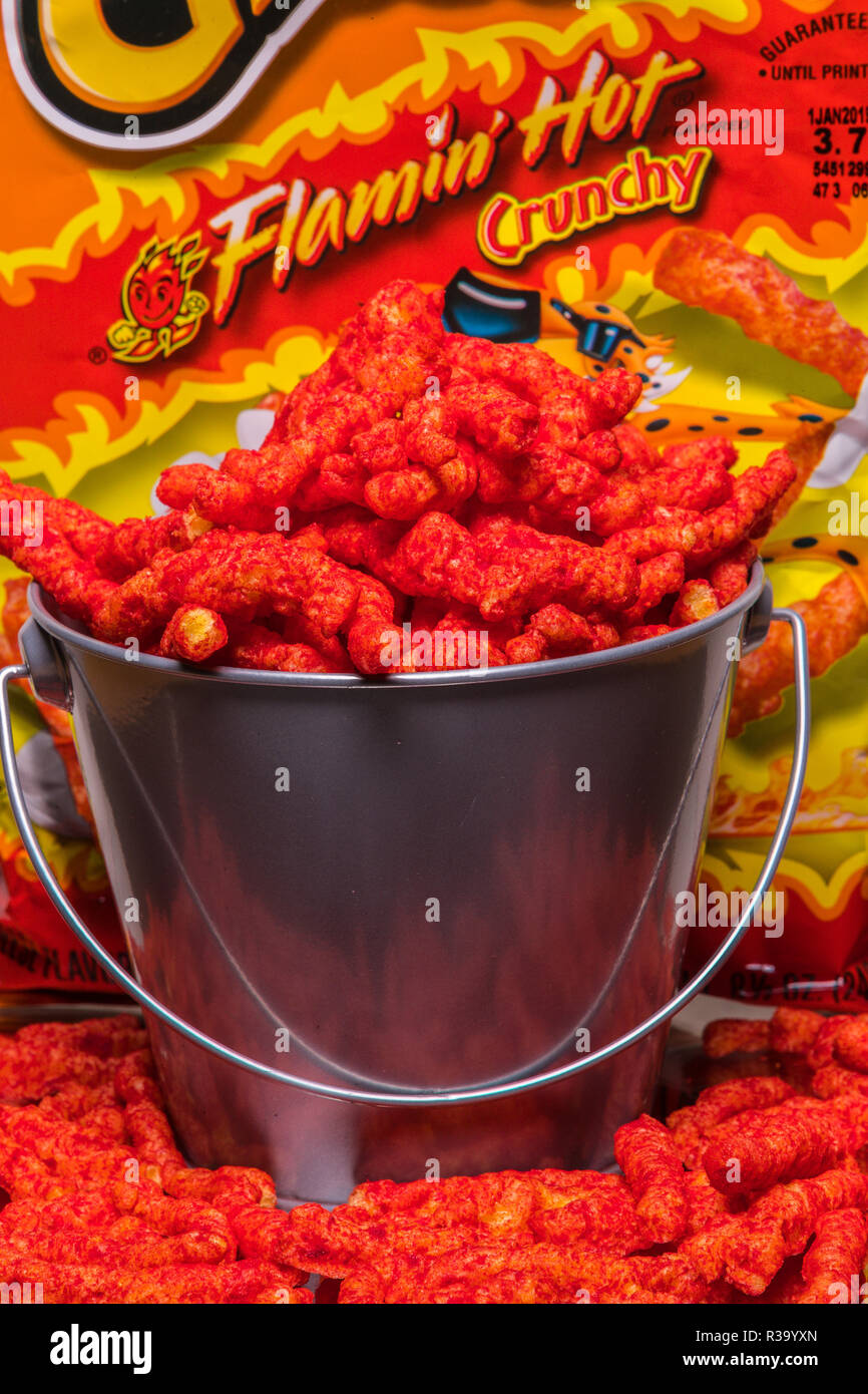 Flamin Hot Cheetos Im Eimer Mit Beutel Stockfotografie Alamy