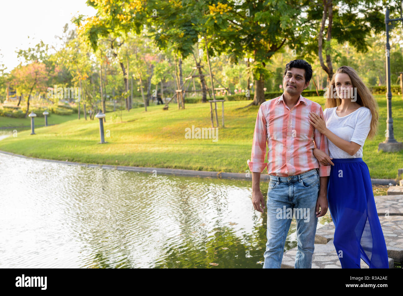 Multi-ethnische Paar denken beim Stehen auf Stein Pfad im Stockfoto