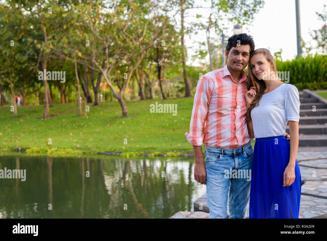 Multi-ethnische Paar stehen auf Stein Pfad in der Mitte des Stockfoto