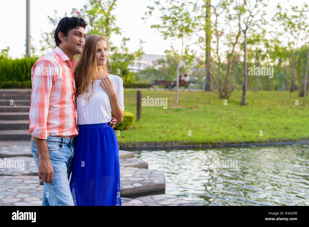 Multi-ethnische Paar stehen und Denken auf Stein Pfad in der m Stockfoto