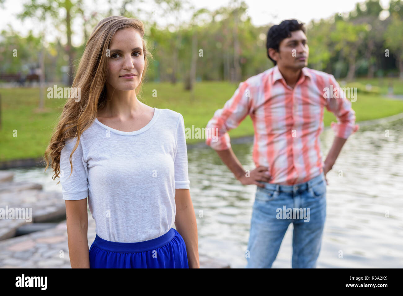 Schöne Frau mit indischen Mann denken und stehen auf Stein p Stockfoto