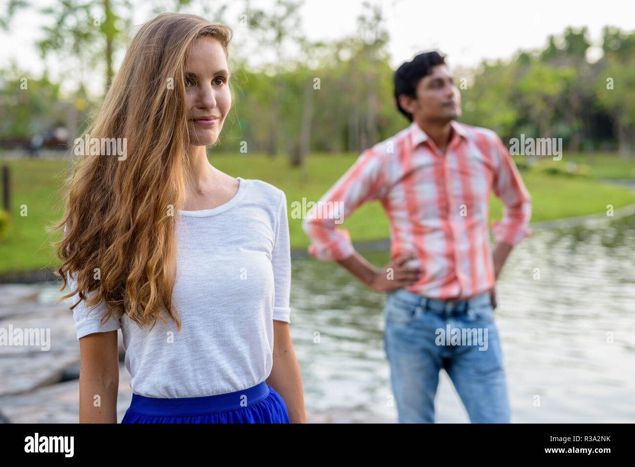 Schöne Frau denken mit indischen Mann gemeinsam auf St Stockfoto