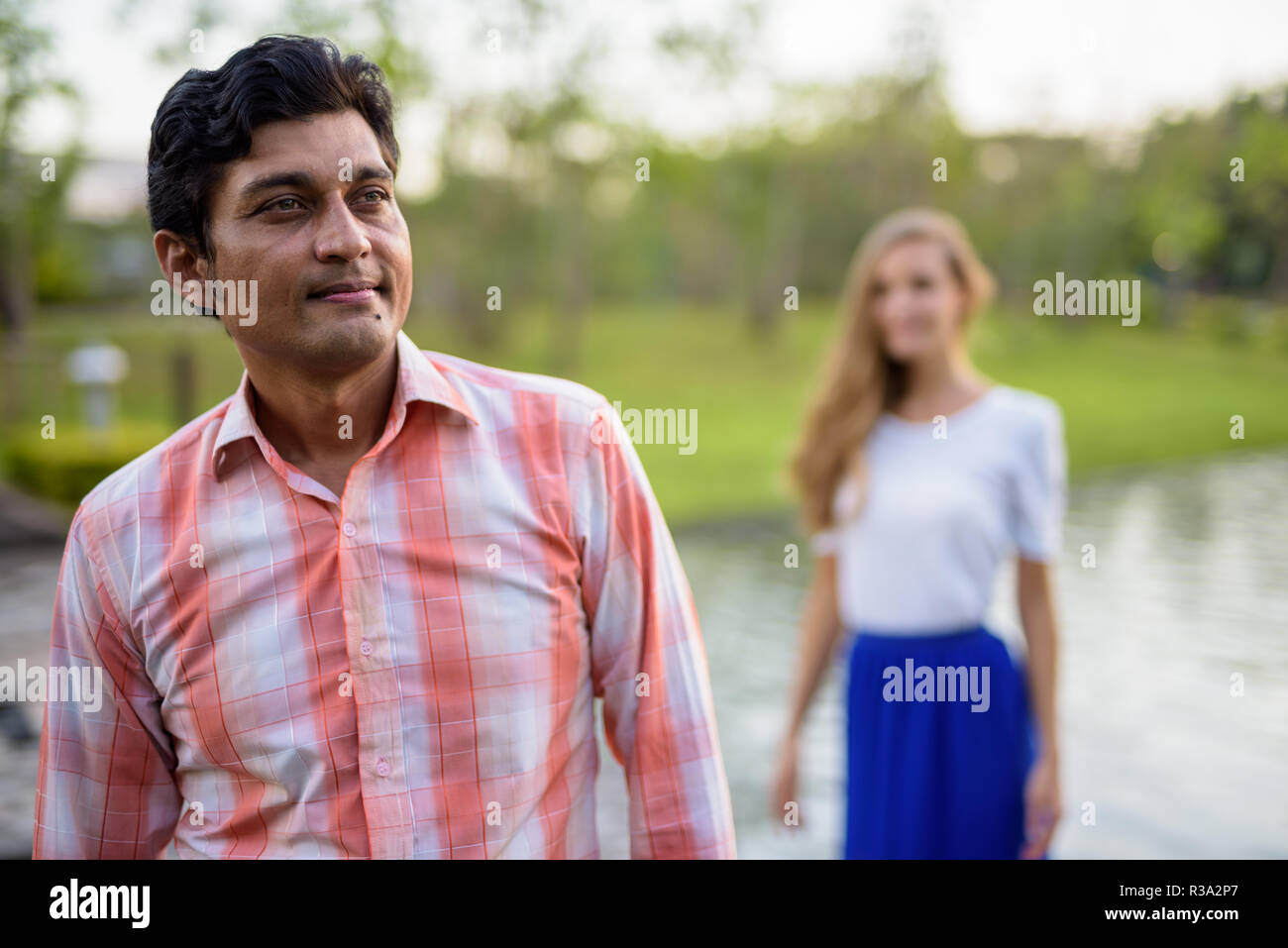 Inder denken mit schönen Frau stehen auf Stein Pfad Stockfoto