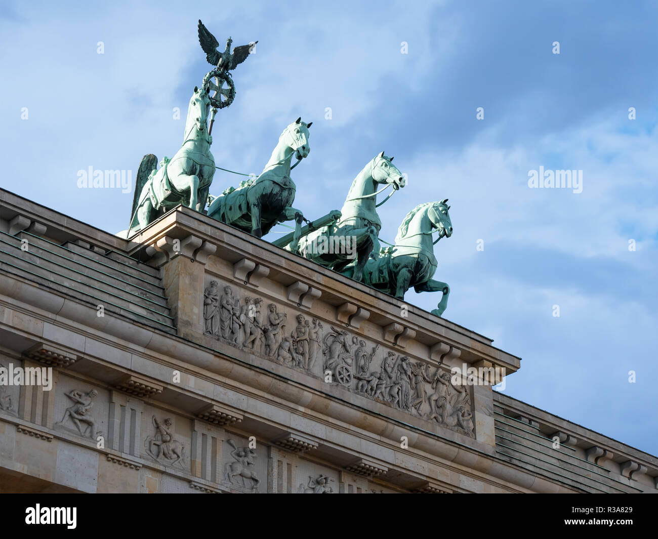 Die Quadriga des Brandenburger Tors vor einem Blauen bewölkten Himmel in Berlin, Deutschland Stockfoto