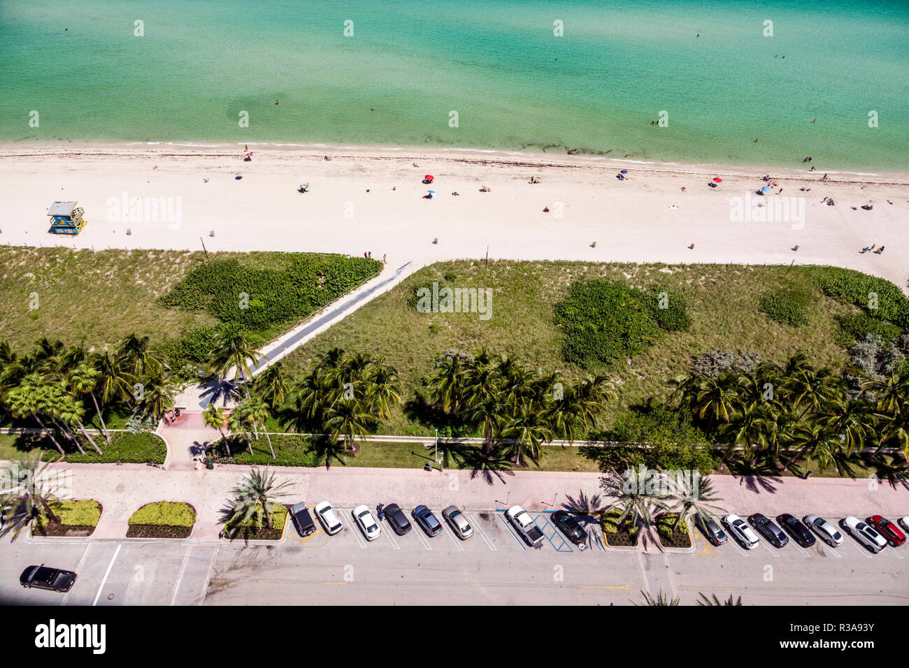 Miami Beach Florida, North Beach, Luftaufnahme von oben, Atlantik, enger Strand, Parkplatz, FL181030011 Stockfoto