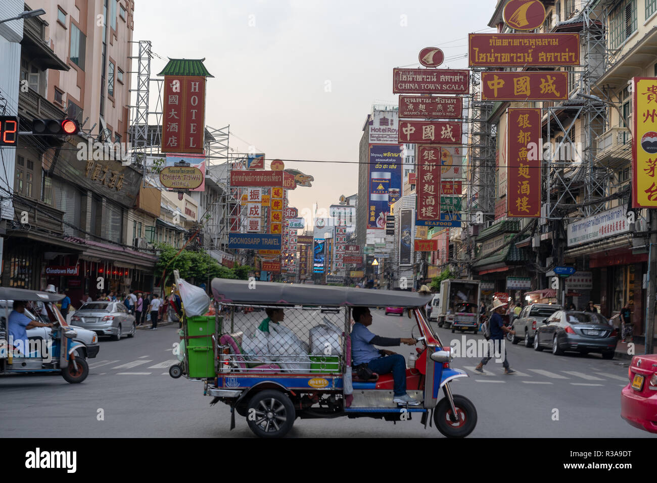 Ein Dreirad in Chinatown, Bangkok, Thailand gesehen. Das tägliche Leben in Bangkok die Hauptstadt von Thailand. Stockfoto