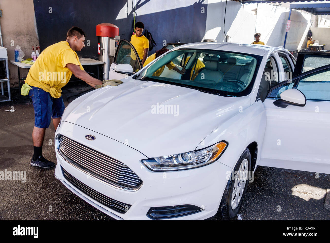 Miami Florida, Little Havana, Autowaschanlage, weißer Ford Fusion, Hispanic Latino ethnische Einwanderer Minderheit, Jugendliche Teenager Tee Stockfoto