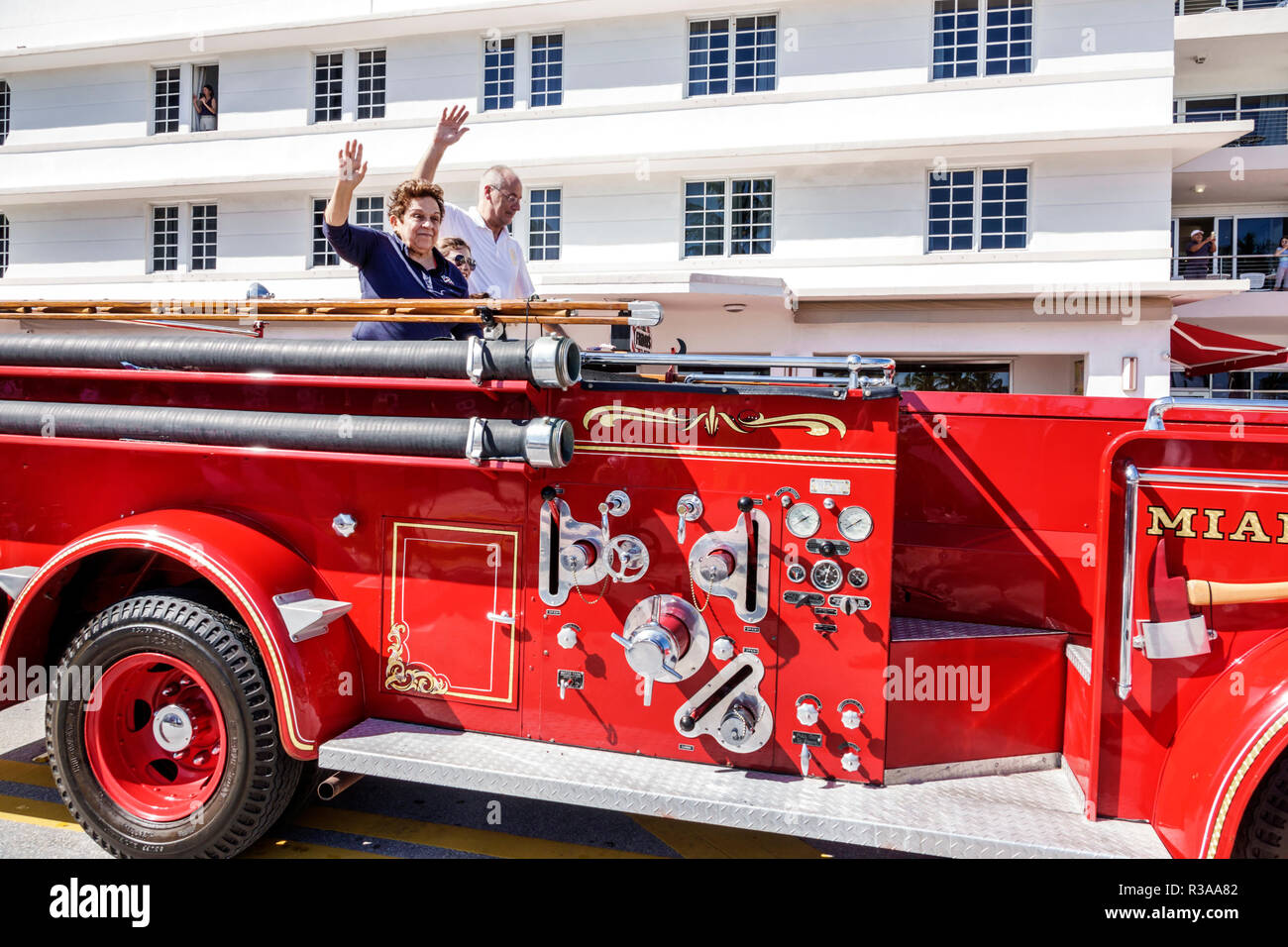 Miami Beach Florida, Ocean Drive, Veterans Day Parade Aktivitäten, Feuerwehrauto, winken gewählte Politikerin, Donna Shalala, Besucher reisen Reise Tour touris Stockfoto