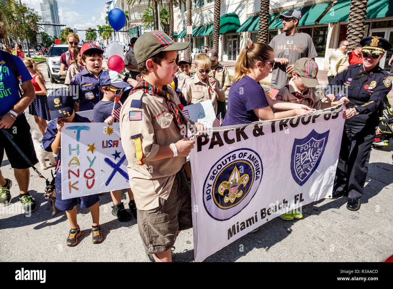 Miami Beach Florida, Ocean Drive, Veterans Day Parade Aktivitäten, Cut Boy Scouts Truppe marschierenden Banner, Police Athletic League, Besucher reisen t Stockfoto