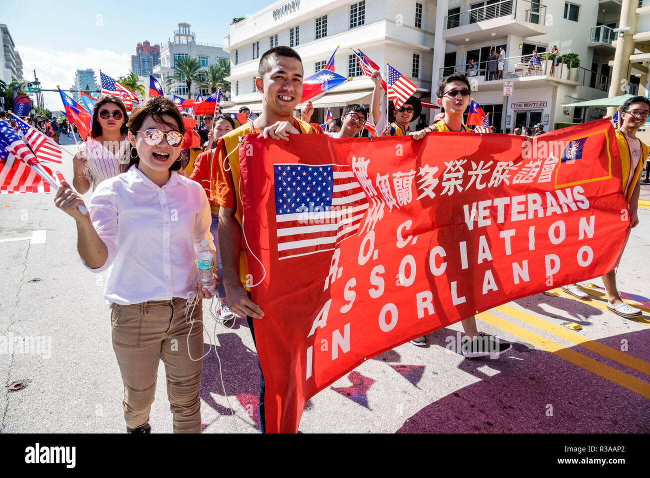 Miami Beach, Florida, Ocean Drive, Veterans Day Parade Aktivitäten, ROC Republic China Association, Taiwanesisch, asiatischer Mann Männer männlich, Marschbanner, FL181115052 Stockfoto