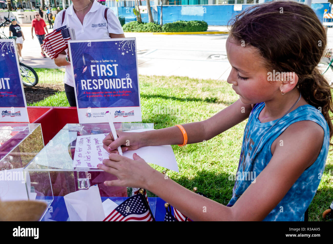 Miami Beach, Florida, Ocean Drive, Veterans Day Parade Aktivitäten, schreiben Brief Dankbarkeit amerikanischen Helden Ersthelfer, Mädchen, weibliche Kinder Kinder chil Stockfoto