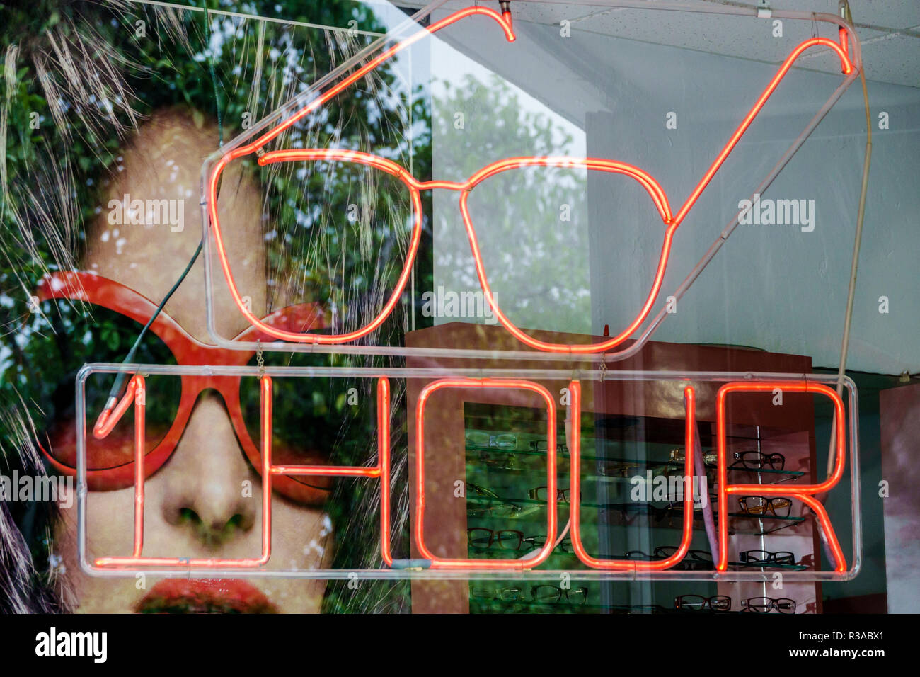 Miami Florida, 1 eine Stunde, Optiker Optiker, Neon-Schild, Besucher reisen Reisen Tour Tourismus Wahrzeichen Kultur Kultur Kultur, Urlaub gr Stockfoto