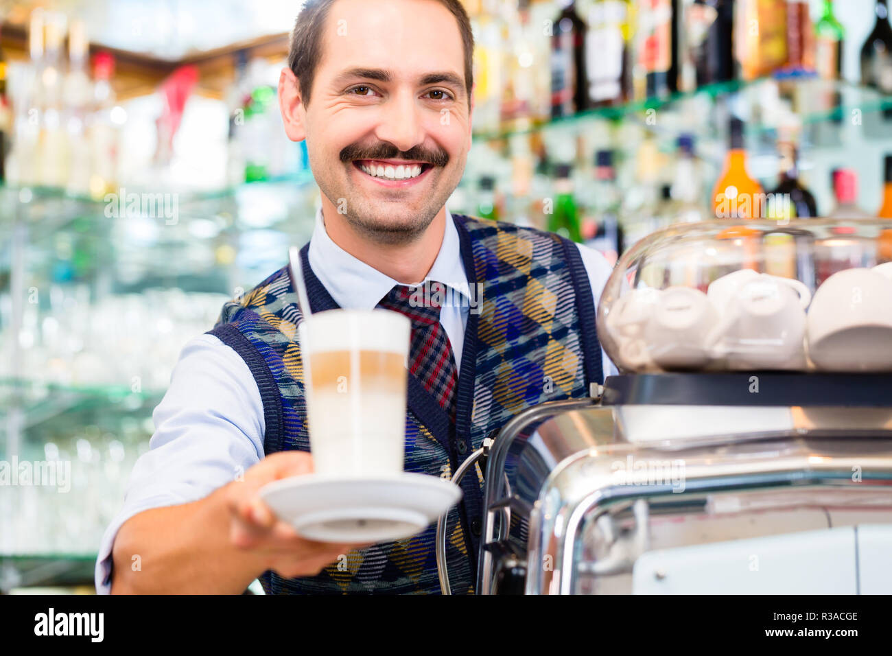 Barista Café Espresso gießt in der Kiste Stockfoto