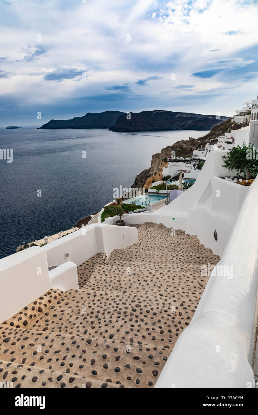 Treppe mit Blick auf die Insel Thirasia. Stockfoto