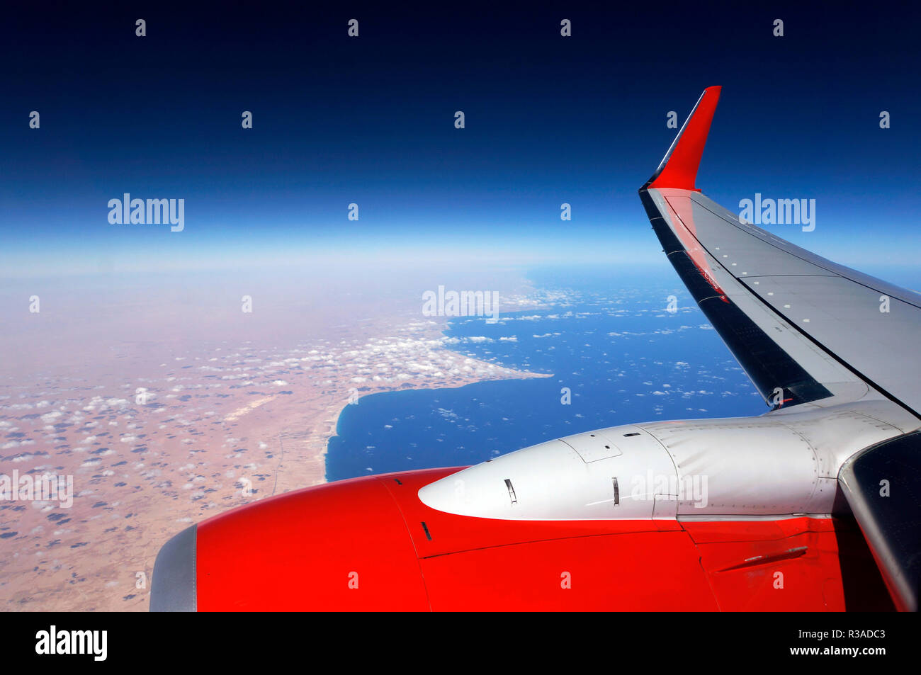 Flugzeug über der ägyptischen Mittelmeerküste Stockfoto