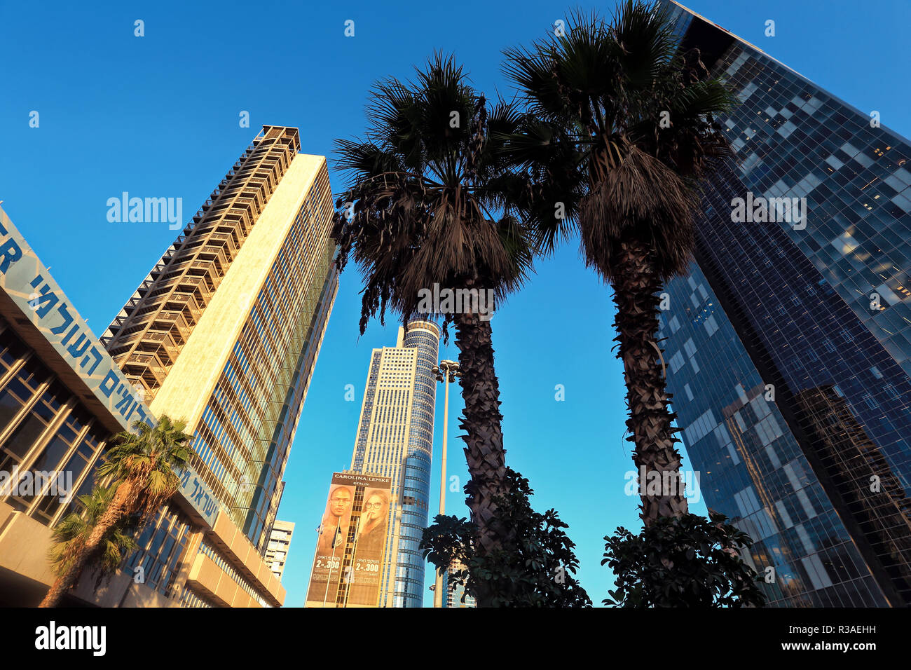 Tel Aviv, Israel, Oktober 2017. Israel World Diamond Centre (Israel Diamond Exchange) und skyscrapes. Blick auf die Straße. Stockfoto