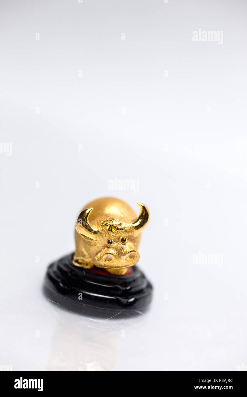 Sternzeichen im chinesischen Stil goldene Kuh-Figur, isoliert auf weißem Hintergrund Stockfoto