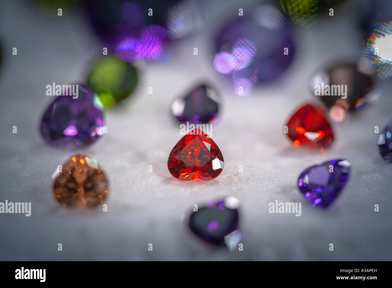 Farbige Diamanten auf Drehen Showcase mit Schnee im Hintergrund. Stockfoto