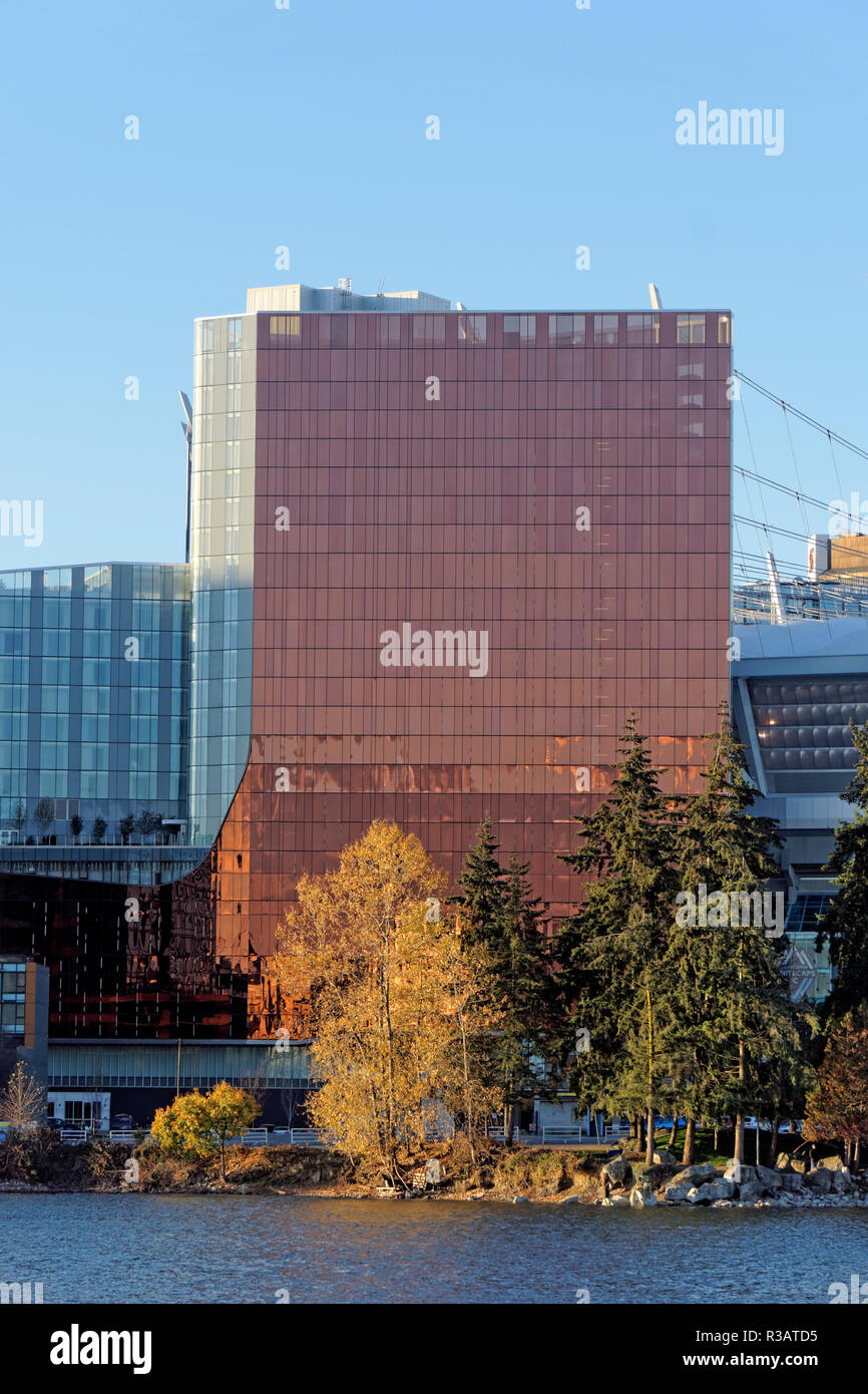 Das JW Marriott Parq Vancouver Hotel mit False Creek im Vordergrund, Vancouver, BC, Kanada Stockfoto Das JW Marriott Parq Vancouver Hotel mit False Creek im Vordergrund, Vancouver, BC, Kanada Stockfoto