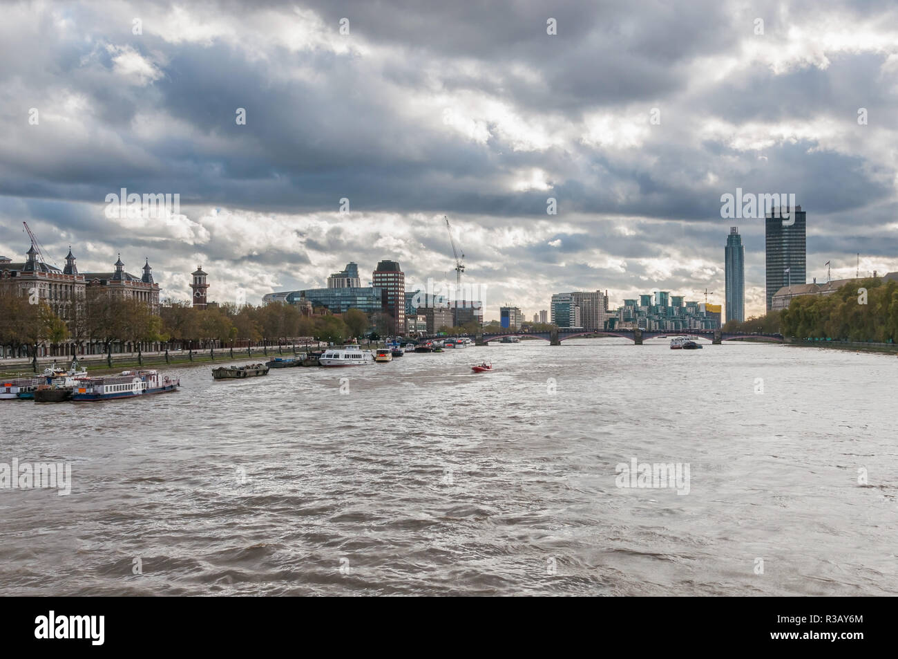 Skyline von London an einem bewölkten Tag Stockfoto