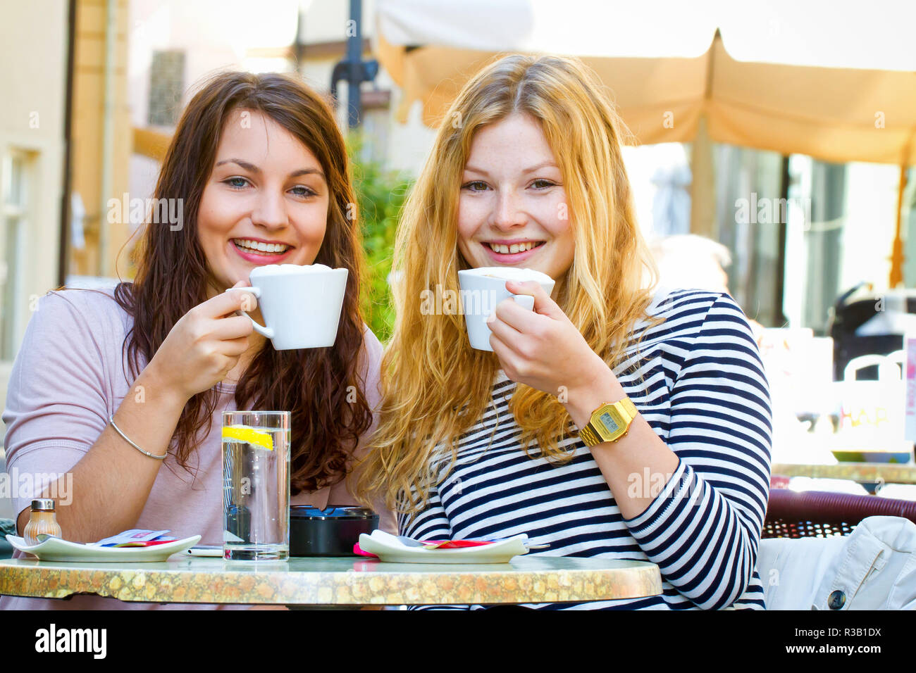 Zwei junge Frauen in Street Cafe Stockfoto