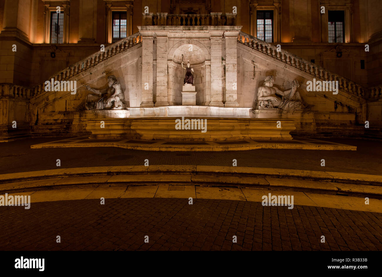 Der Brunnen der Göttin Roma (Dea Roma) durch die Nacht, der Piazza del Campidoglio in Rom, Italien Stockfoto