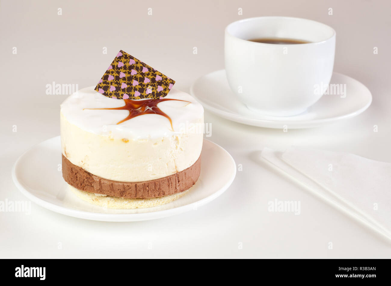 Köstliche Kuchen, Kaffee und Serviette, isoliert Stockfoto