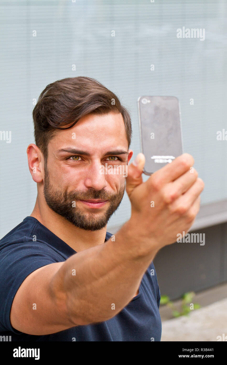 Junger Mann nimmt einen selfie Stockfoto