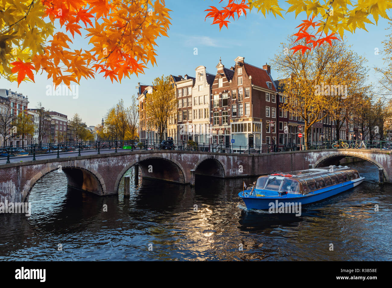 Traditionelle alte Häuser auf Canal an Herbst Tag in Amsterdam, Niederlande im Herbst. Stockfoto