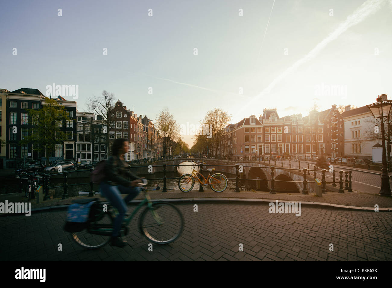 Amsterdam-Menschen auf Fahrrädern im historischen Teil in Amsterdam, Niederlande. Stockfoto