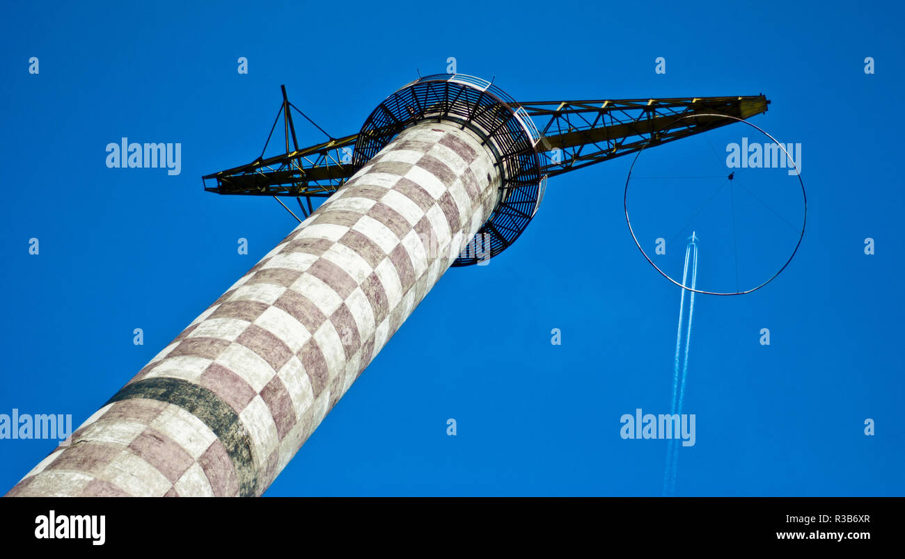 Fallschirm Ausbildung Turm und ein Flugzeug auf blauen Himmel Stockfoto