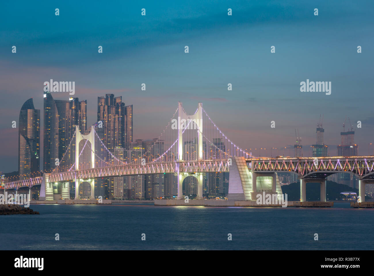 Gwangan Brücke mit Busan Stadt im Hintergrund bei Busan, Südkorea. Stockfoto