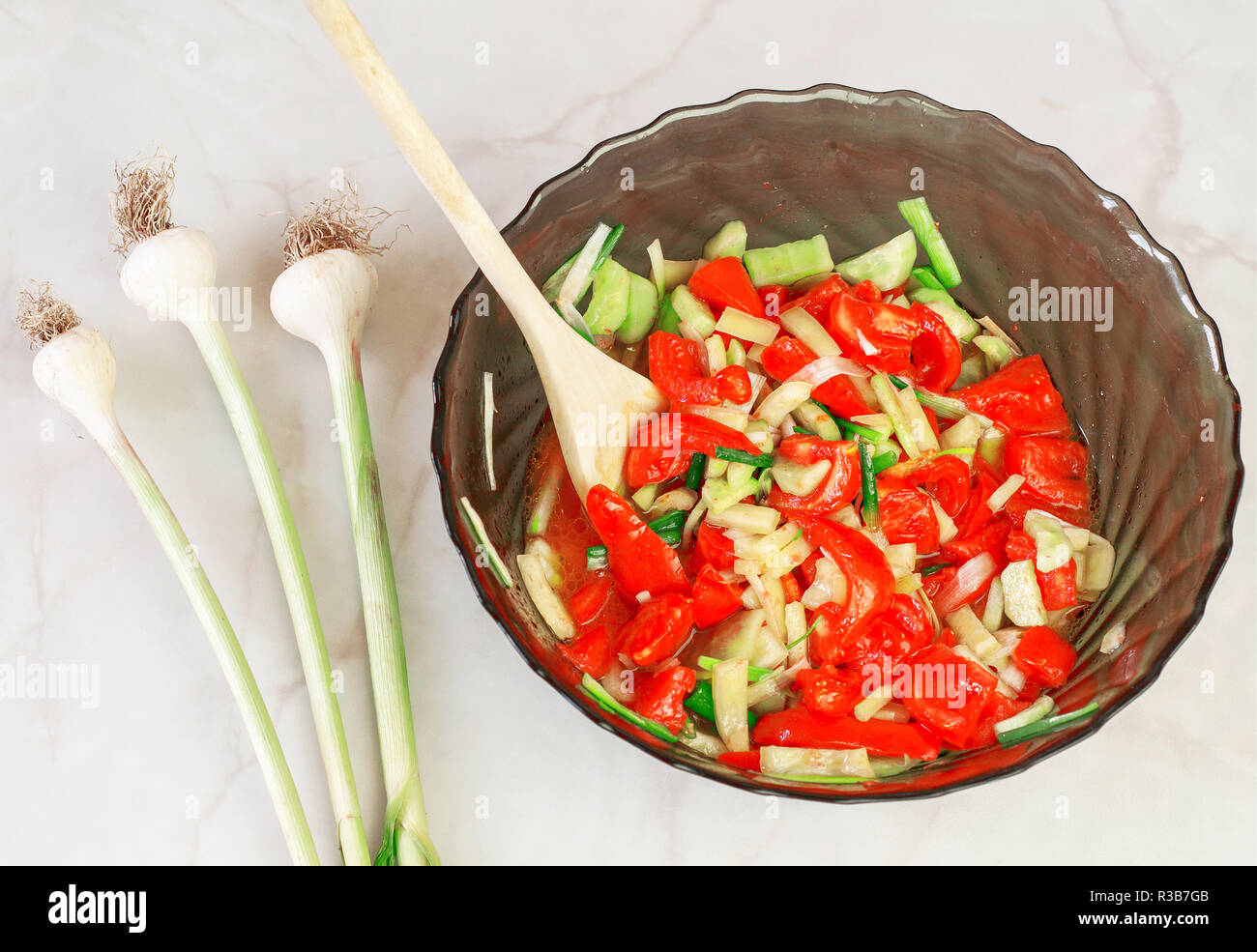 Hausgemachten Salat mit Tomaten, Knoblauch, Zwiebeln, Gurken Stockfoto