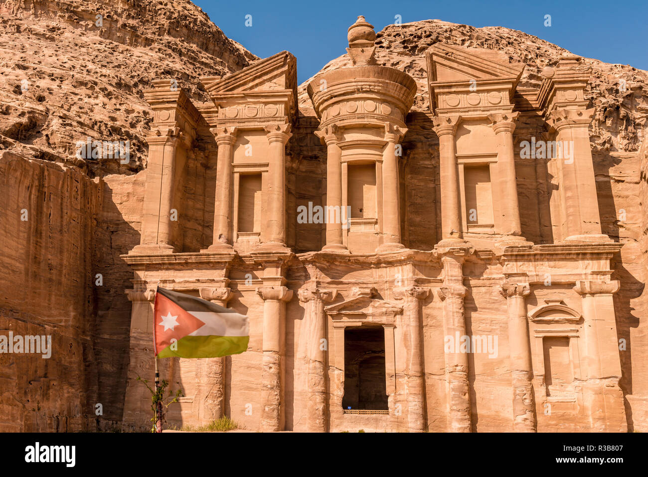 Jordanische Flagge, Kloster, Rock Temple Ad Deir, rock Grab, Nabatäische Architektur, Khazne Faraun, Mausoleum in der NABATÄISCHEN Stockfoto