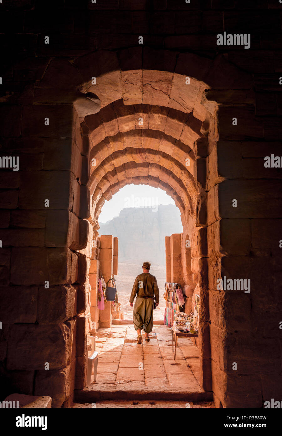 Touristische am Eingang zu einem der Königsgräber, Fels gehauen Mausoleum, nabatäische Stadt Petra, in der Nähe von Wadi Musa, Jordanien Stockfoto