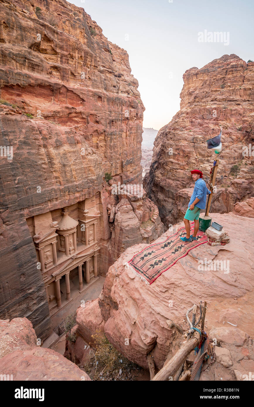 Mann, touristische sieht von oben in die Schlucht Siq, Schatzhaus des Pharao in den Fels geschlagen, Fassade der Schatzkammer Stockfoto