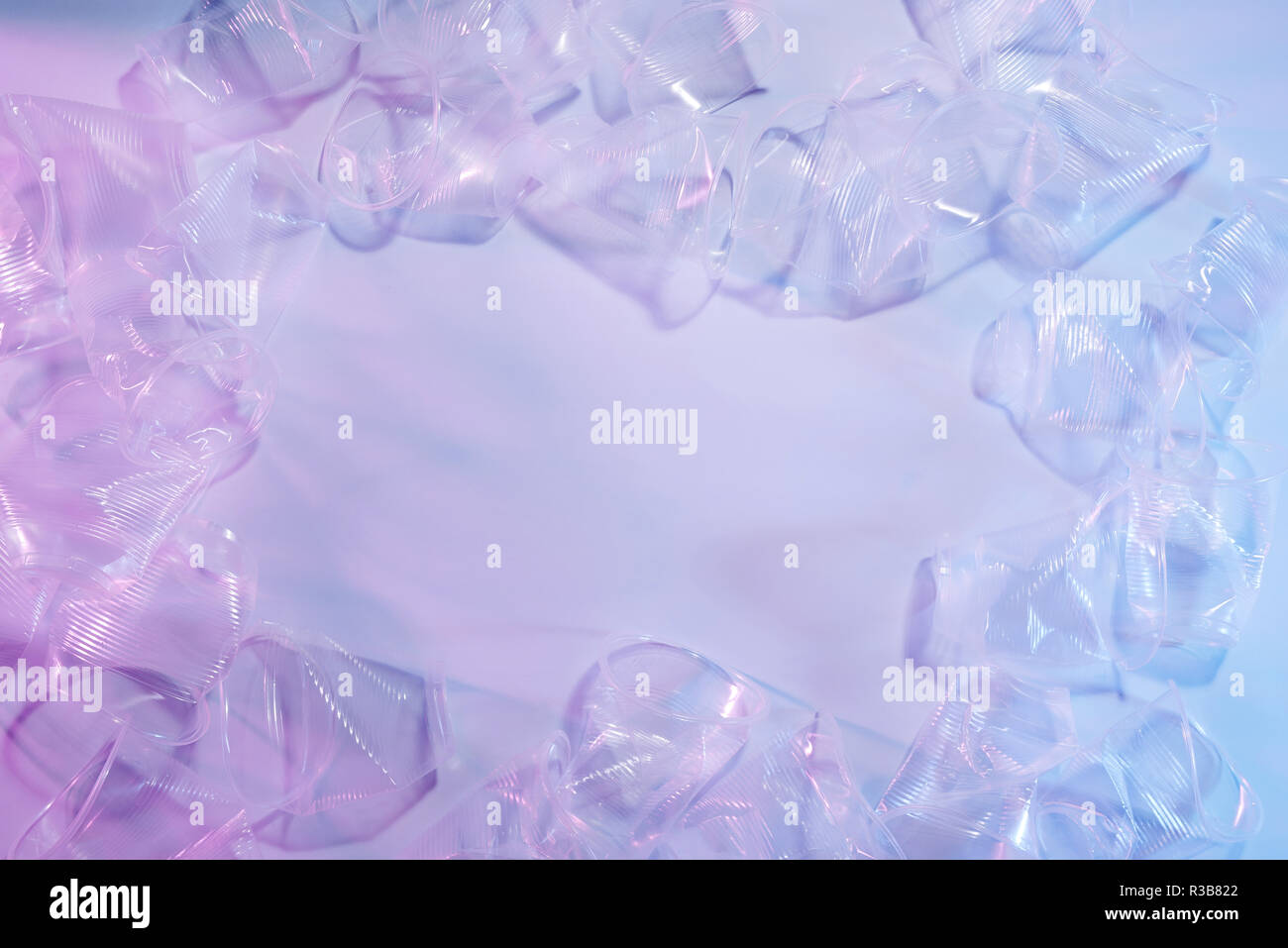 Kunststoffabfälle, Plastikbecher auf hellen Hintergrund. Stockfoto