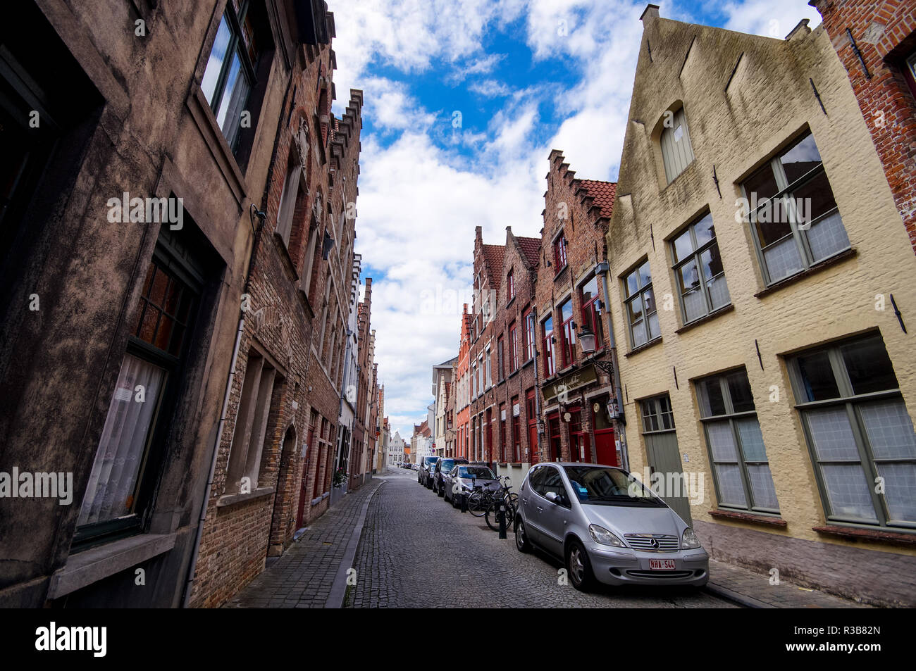 Typische alte gepflasterte Straße mit traditionellen gemauerte Häuser in Brügge, Belgien. Stockfoto