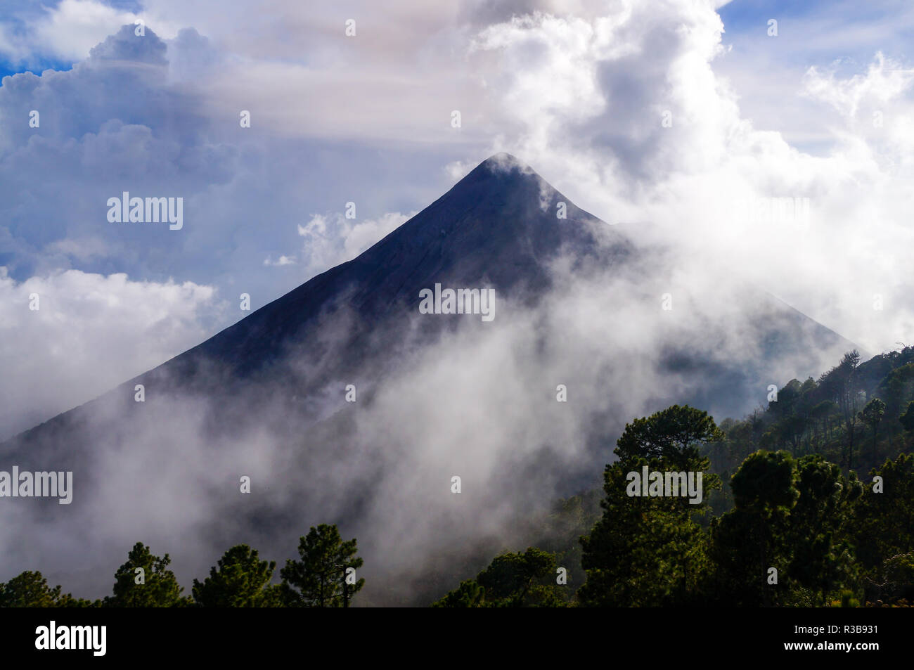 Vulkan Fuego durch Wolken und Nebel bedeckt. Natürliche Hintergrund. Stockfoto